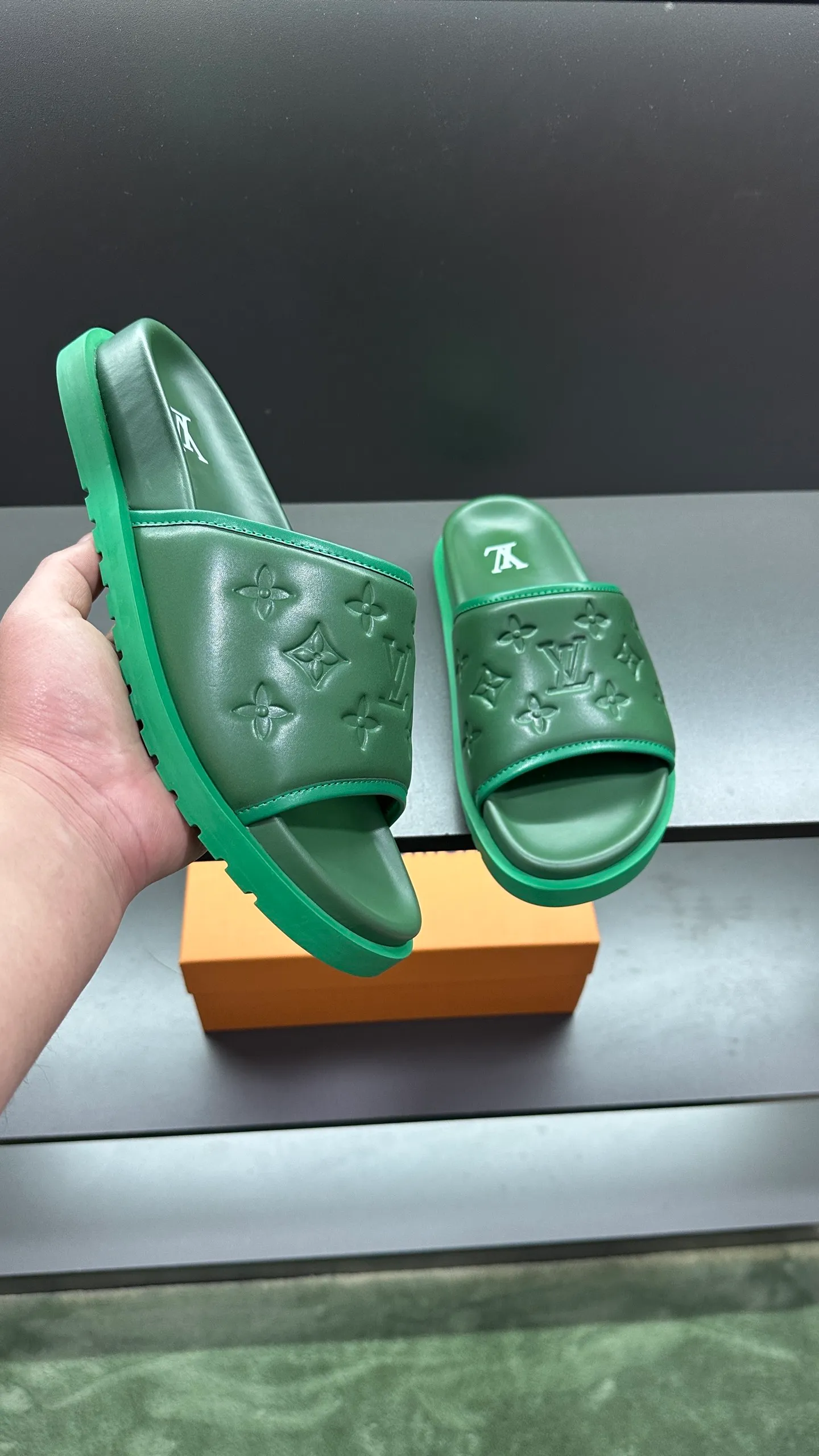 [L Home] P: 300💰Size: 38-45 Top purchasing lv men's summer slippers, classic presbyopia with soft real leather lining, unique color splicing effect, distinctive personality, fashionable and trendy essential style, light and comfortable. Lightweight and tough rubber insole, micro ridged foam outsole, super comfortable!